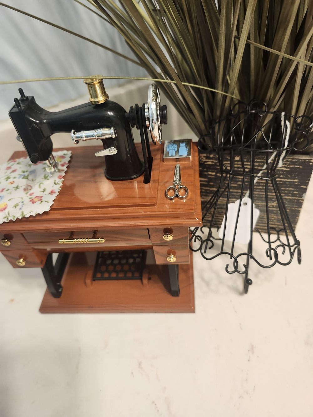 Music Box Miniature Vintage-Style Sewing Machine Decor - Black & Brown